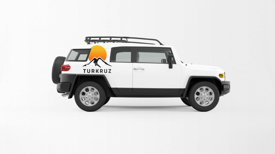 Белый джип с новым логотипом компании TURKRUZ