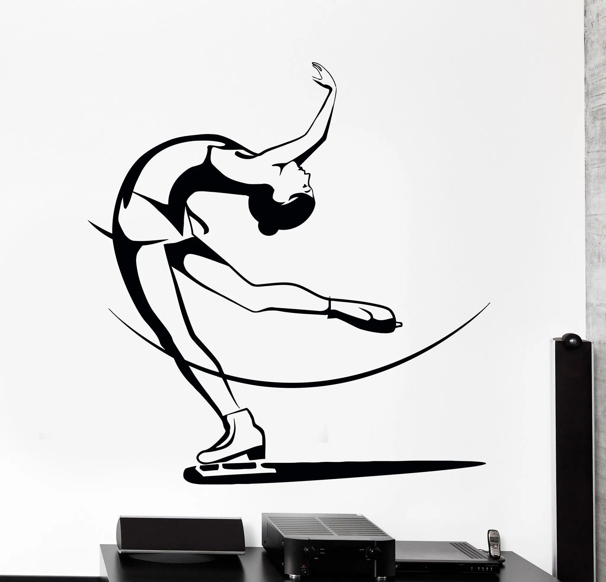 Элегантная графика: Фигуристка из плавных черных линий, выполняющая элемент Графическое изображение фигуристки из черных плавных линий для разработки логотипа